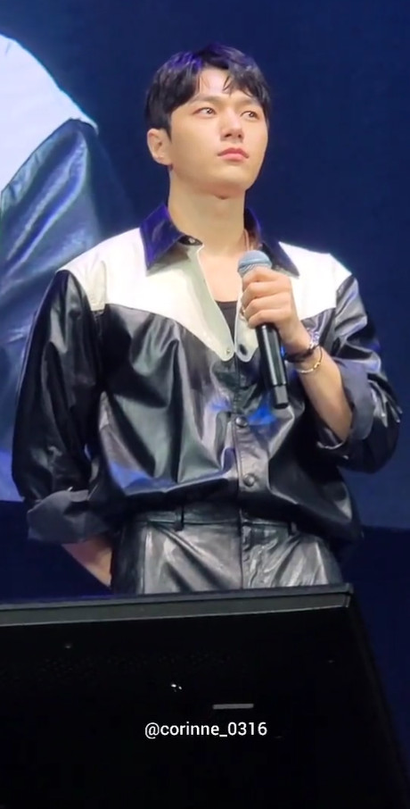 김명수 wearing PS077B